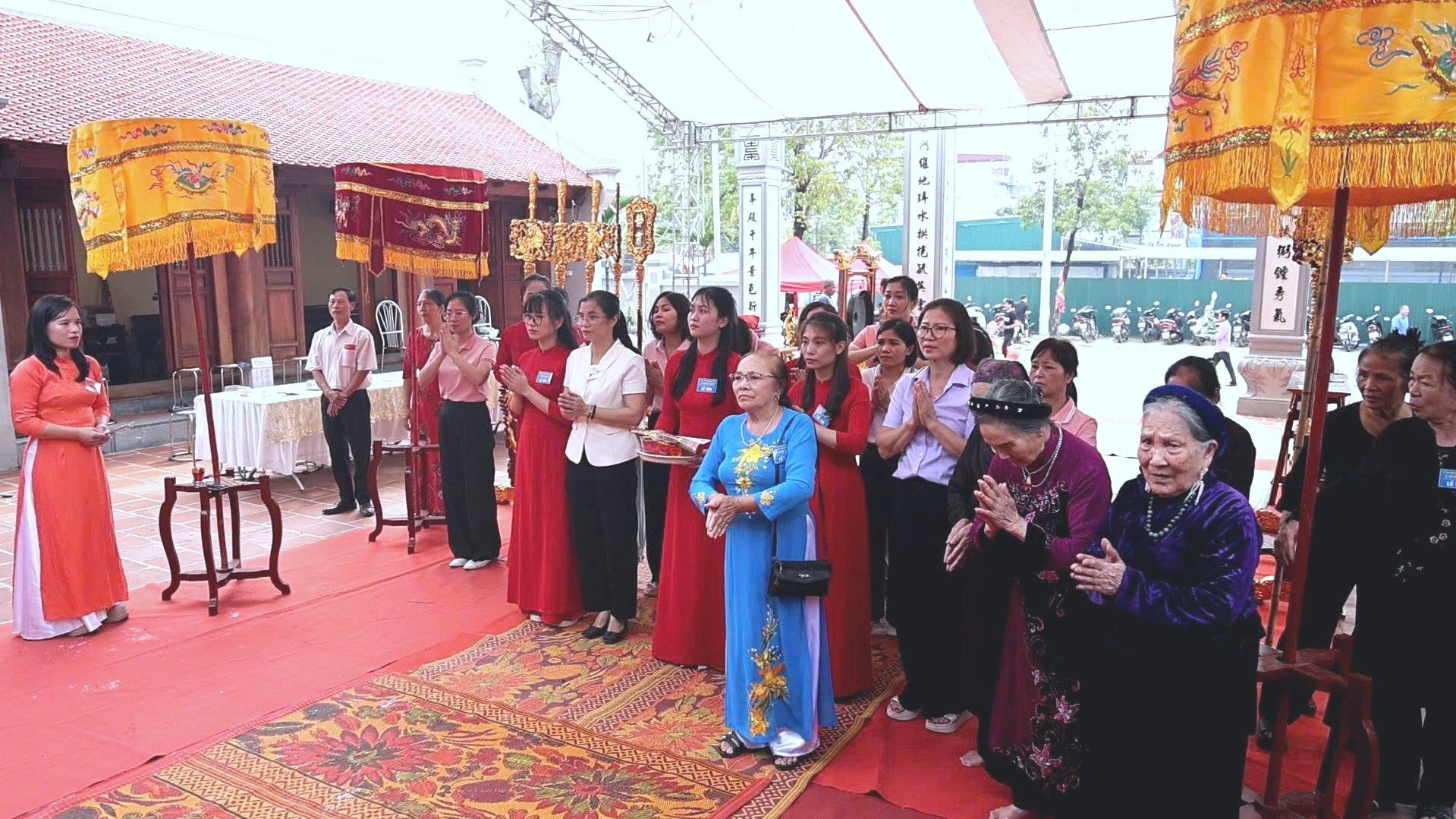 Đông đảo người dân tới dâng lễ trong ngày hội làng. Ảnh: Thế Ngọc