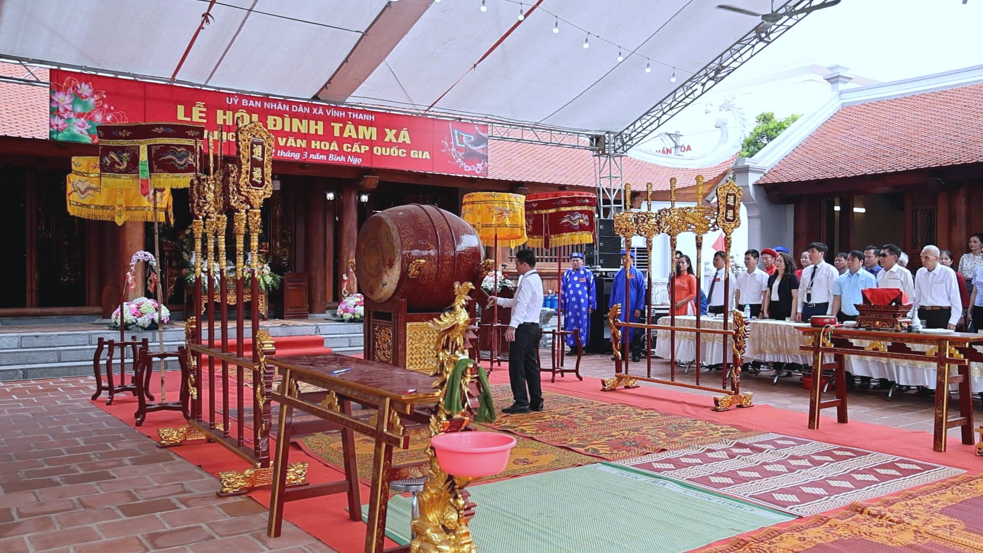 Đại diện lãnh đạo UBND xã Vĩnh Thanh đánh trống khai mạc Lễ hội đình Tàm Xá năm 2026. Ảnh: Thế Ngo