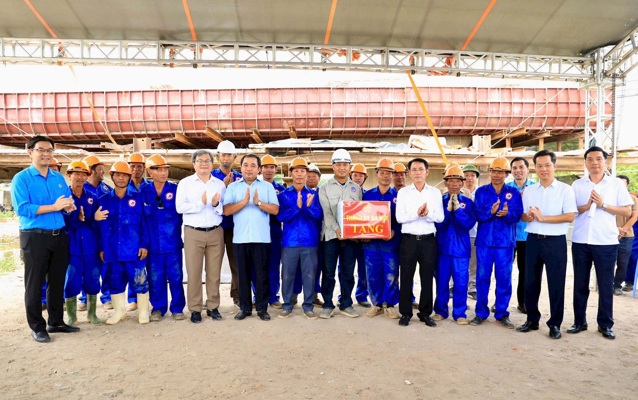 Bí thư Thành ủy Hà Nội Trần Đức Thắng kiểm tra một số dự án trọng điểm của thành phố. Ảnh: Quang Thái