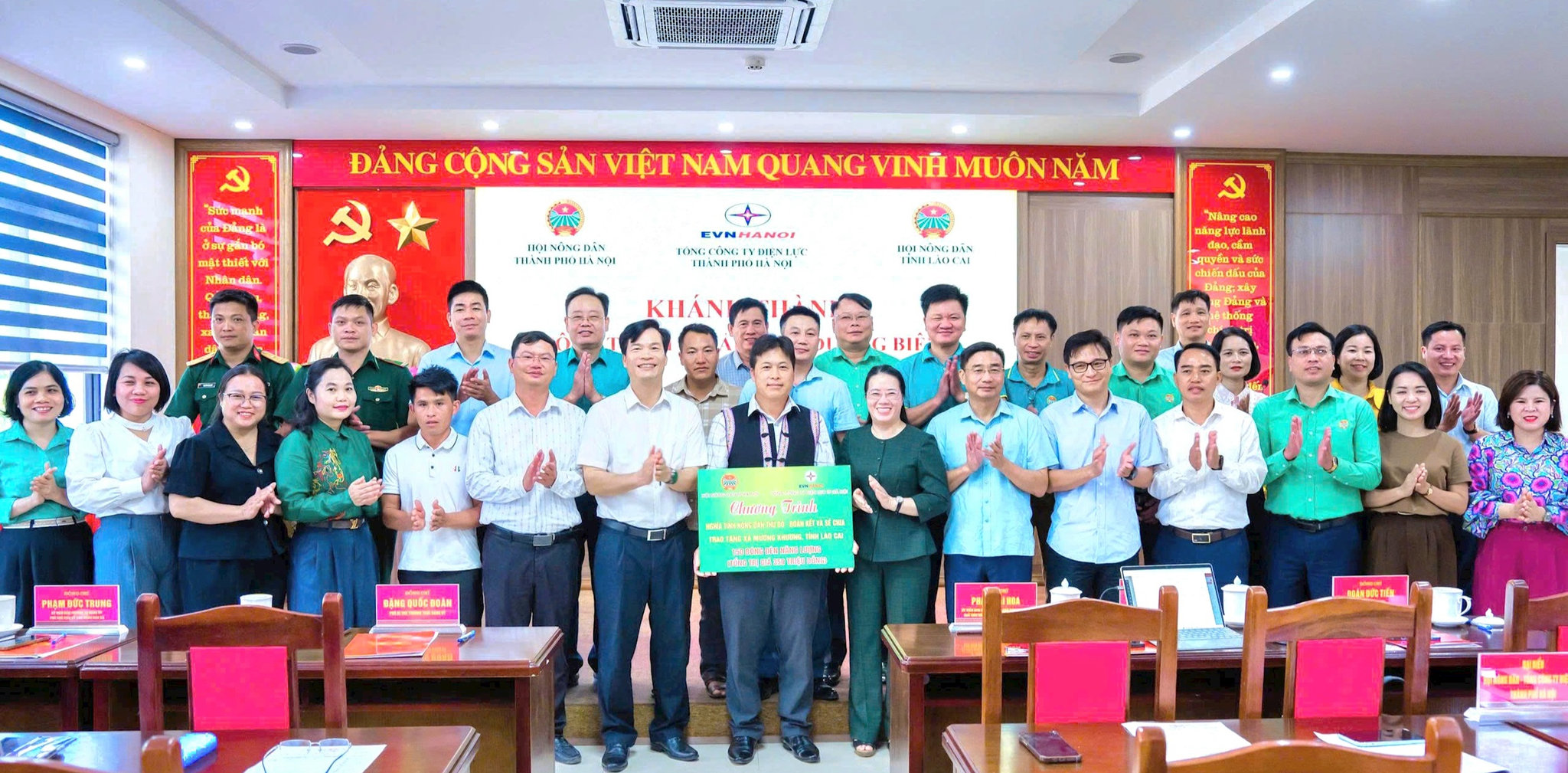 Hội Nông dân thành phố Hà Nội và Tổng công ty Điện lực thành phố Hà Nội hỗ trợ 350 triệu đồng xây dựng công trình đường điện năng lượng mặt trời tại 3 thôn biên giới của xã Mường Khương, tỉnh Lào Cai. Ảnh: HND
