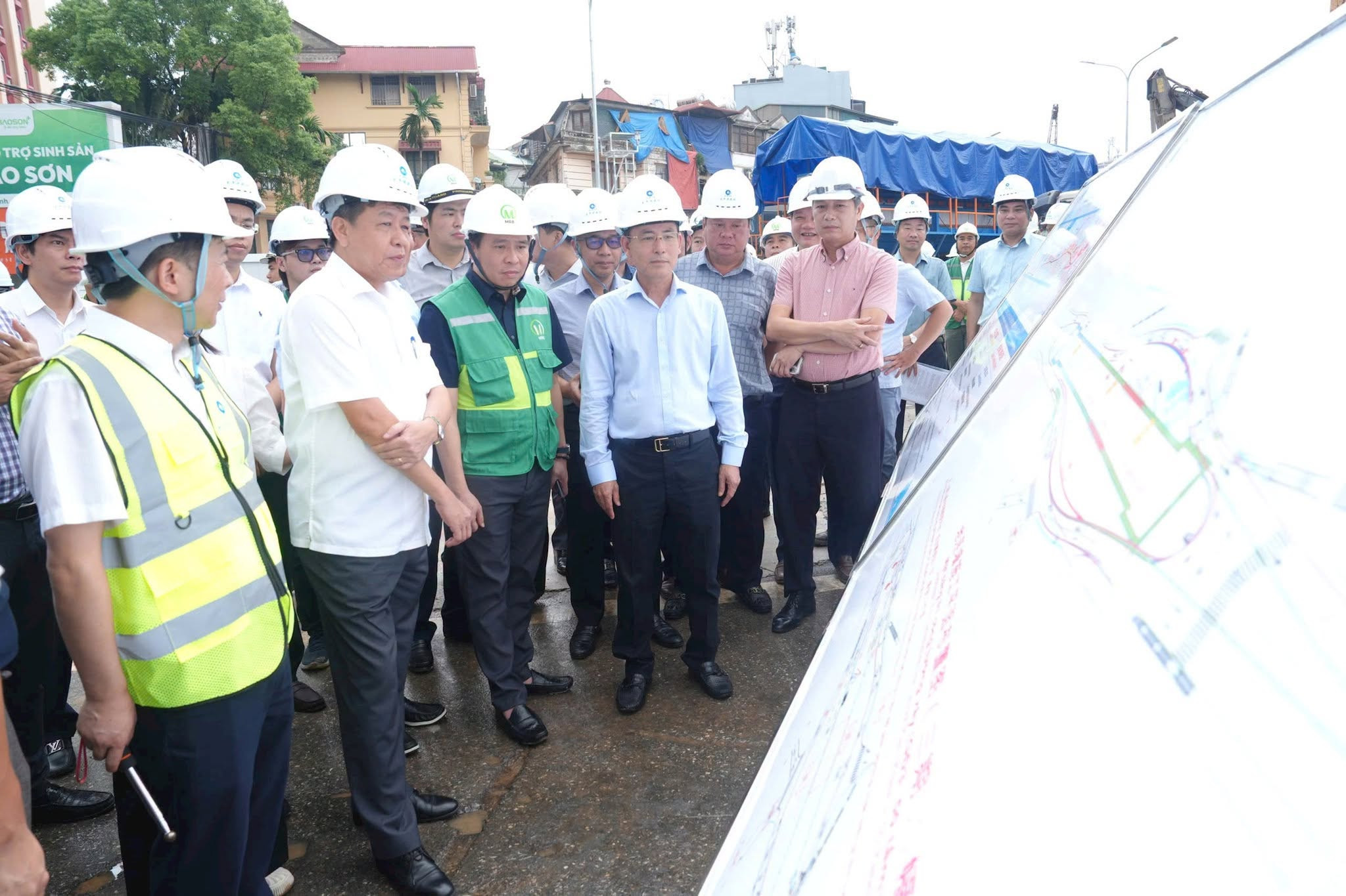lanh-dao-tp-kiem-tra-tien-do-metro-anh-mrb.jpg
