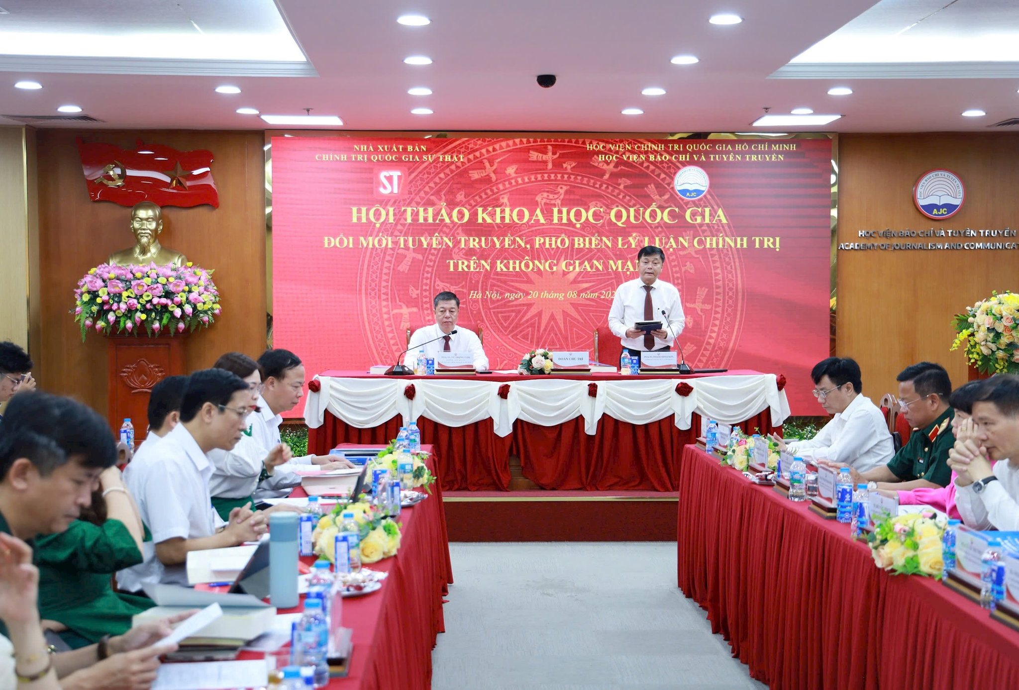 quang-canh-tuyen-truyen-llchtr.jpg