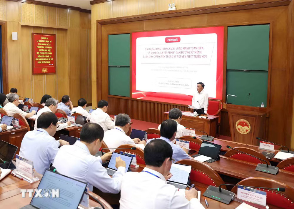 media.vietnamplus.vn-images-e5pyhtk8coraehx9mz4jzxt6zs878bybw3ce0wj0mn162yhn8s_-gp419ujcifmtof1oycv0zduinv00vardv8oy3lgecxgqq_yqnor2irg-_ttxvn-2008-thuong-truc-ban-bi-thu-xay-dung-dang-2.jpg