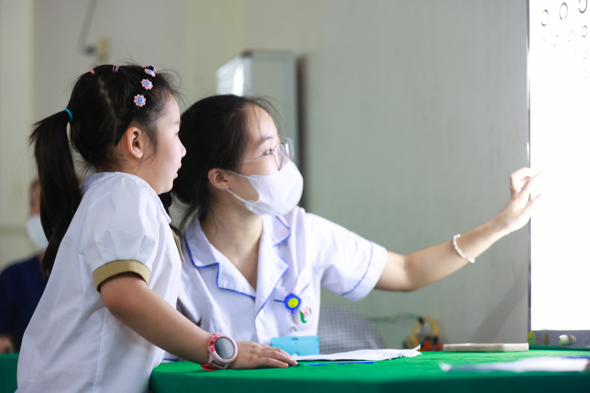 Theo Giám đốc Trạm Y tế xã Hoài Đức Hoàng Thị Thanh, địa bàn xã Hoài Đức có 22.336 em học sinh, đến thời điểm hiện tại Trạm Y tế xã đã khám được cho gần 5.000 em, mỗi ngày ước tính khám được từ 1.000 – 1.500 đối tượng, hướng tới mục tiêu 100% trẻ em, học sinh thuộc diện được khám hoàn thành trước ngày khai giảng năm học mới.