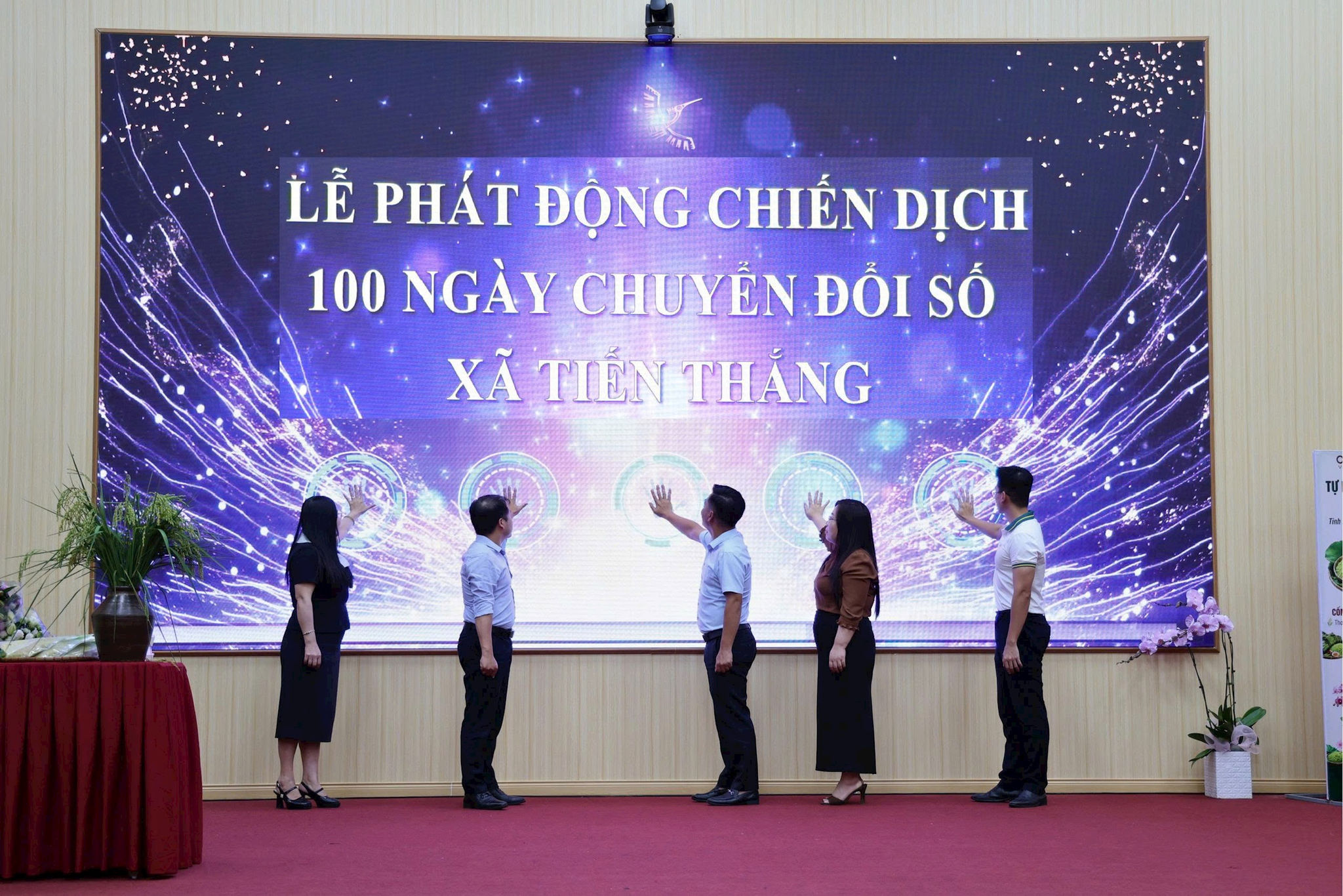 Các đại biểu thực hiện nghi thức phát động chiến dịch 100 ngày chuyển đổi số trên địa bàn xã. Ảnh Quang Sáng