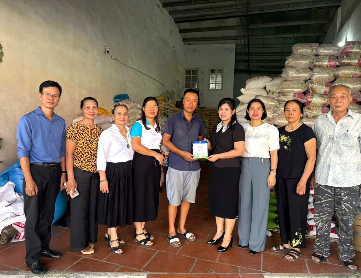 xa-hoai-duc-da-phoi-hop-voi-cac-don-vi-lien-quan-huong-dan-cai-dat-kich-hoat-tai-khoan-tao-ma-qr-va-ho-tro-cac-ho-kinh-doanh-su-dung-thanh-thao-cac-ung-dung-thanh-toan-dien-tu..jpg