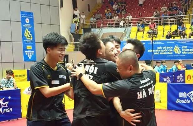 Các tay vợt và Ban huấn luyện Hà Nội ăn mừng chức vô địch đồng đội nam tại Đại hội Thể thao toàn quốc. Ảnh: Tiến Hùng