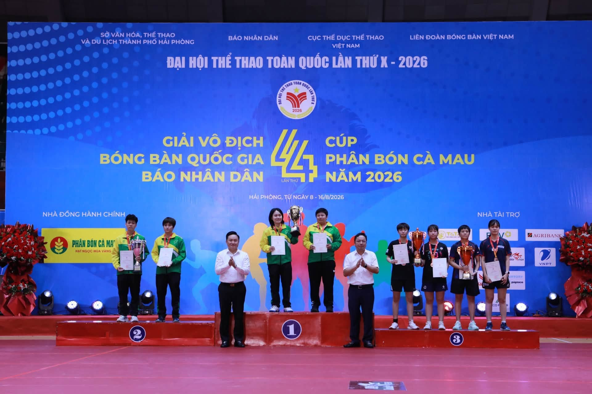 trao-giai-doi-nu.jpg