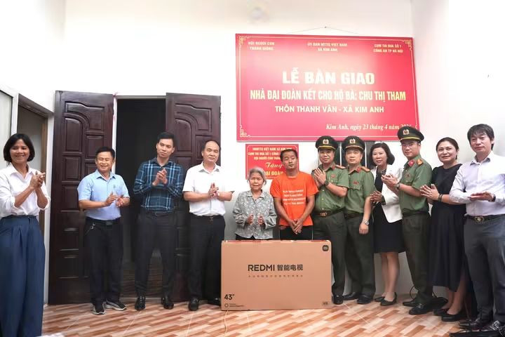 Lãnh dạo Đảng ủy, UBND, UBMTTQ Việt Na xã Kim Anh cùng đại diện các ban ngành đoàn thể tiến hành trao nhà Đại đoàn kết, tặng quà cho trường hợp khó khăn tại địa phương. Ảnh Sỹ Hào
