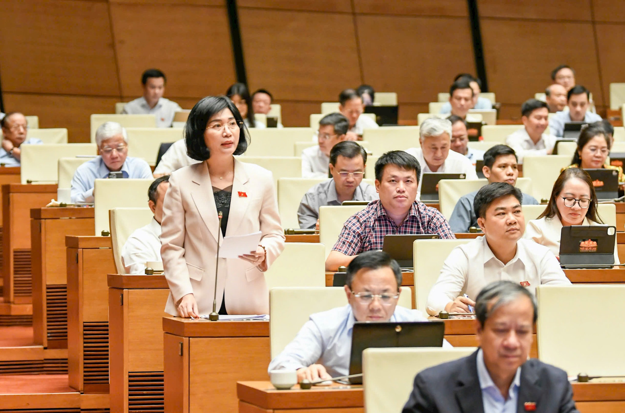 Chủ tịch HĐND thành phố Hà Nội Phùng Thị Hồng Hà phát biểu thảo luận tại hội trường chiều 22-8. Ảnh: Như Ý