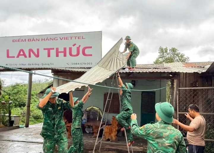 bo-doi-ho-tro-nguoi-dan-khac-phuc-hau-qua-thien-tai-tai-tinh-quang-tri.-anh-ctv..jpg