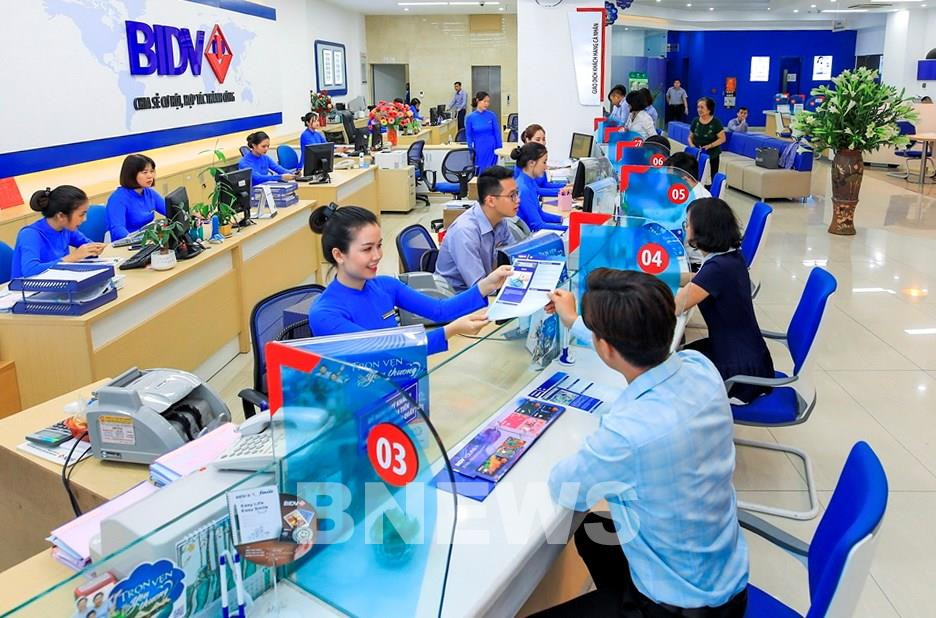 khach-hang-toi-giao-dich-tai-hoi-so-cua-ngan-hang-thuong-mai-co-phan-dau-tu-va-phat-trien-viet-nam.-anh-ha-son.jpg