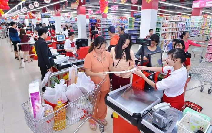 trong-trang-thai-xep-hang-cho-doi-nhieu-khach-hang-khong-may-quan-tam-den-so-du-le-trong-hoa-don-thanh-toan.-anh-son-ha.jpg