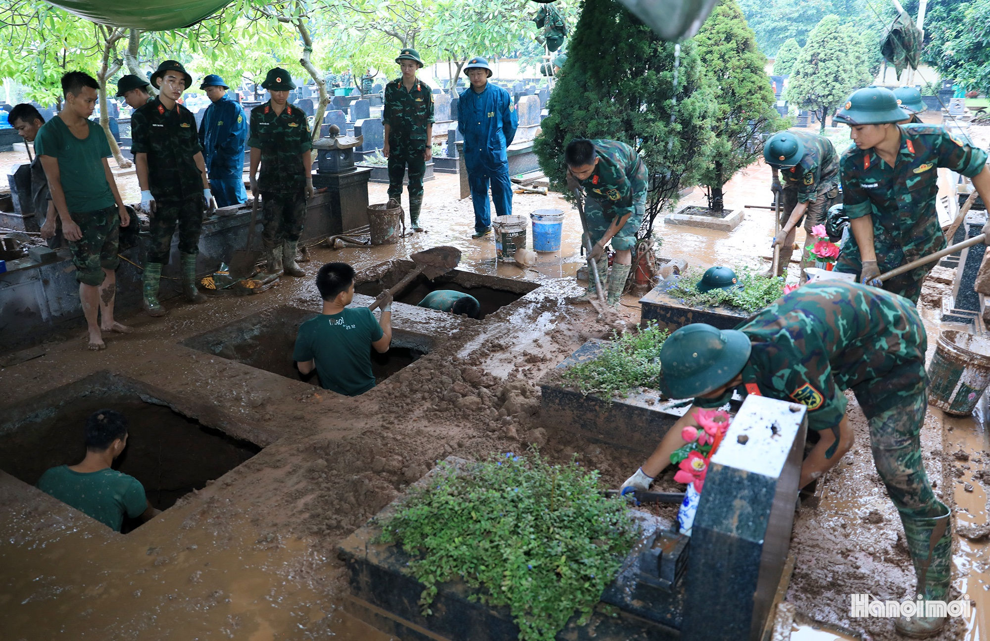 Công việc của các cán bộ, chiến sĩ Trung đoàn 692, Sư đoàn 301, Bộ Tư lệnh Thủ đô Hà Nội bắt đầu từ 6h và kết thúc vào khoảng 17h.