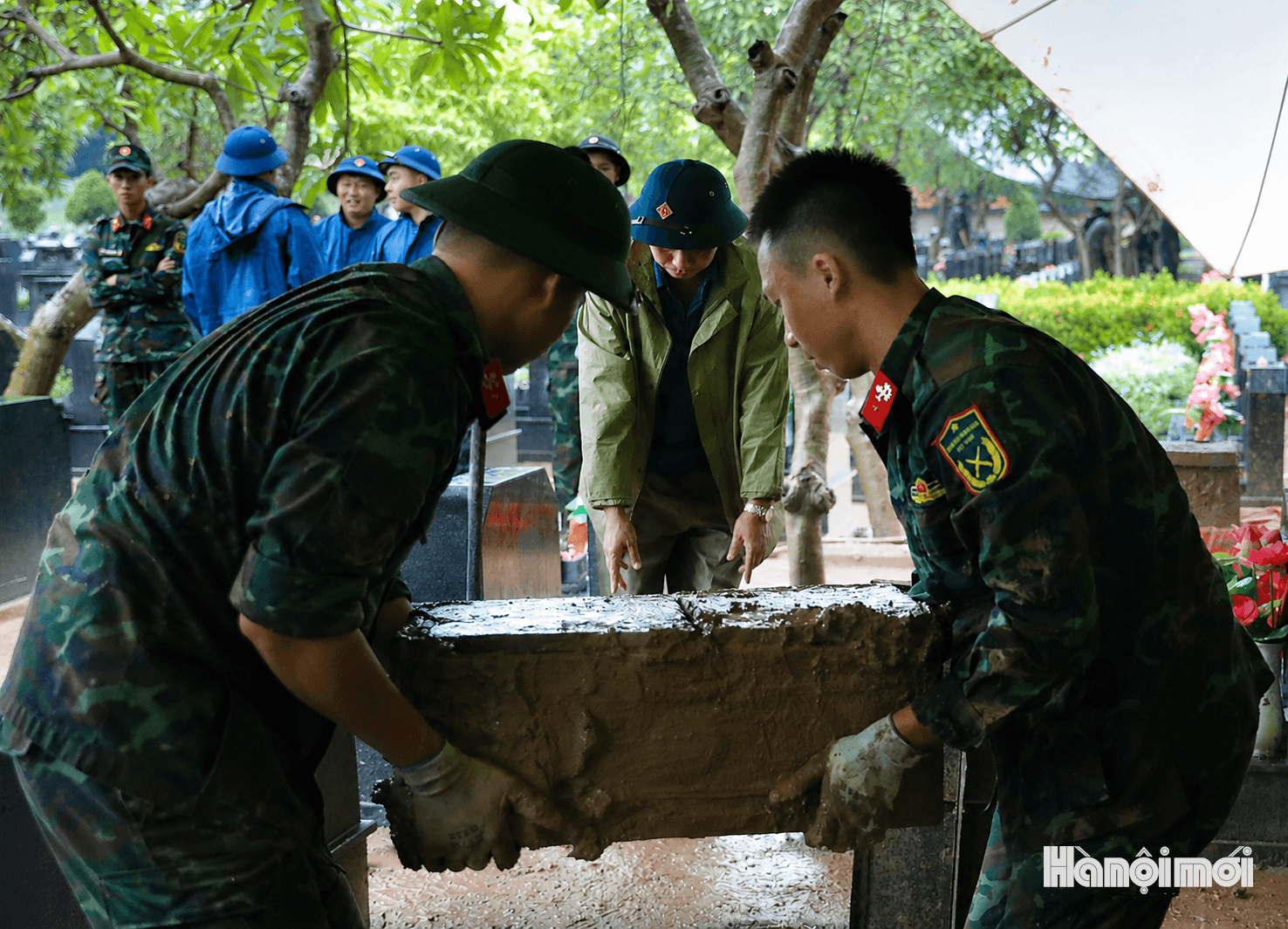 Mưa kéo dài, ảnh hưởng nhiều đến hoạt động lấy mẫu hài cốt của các cán bộ, chiến sĩ.