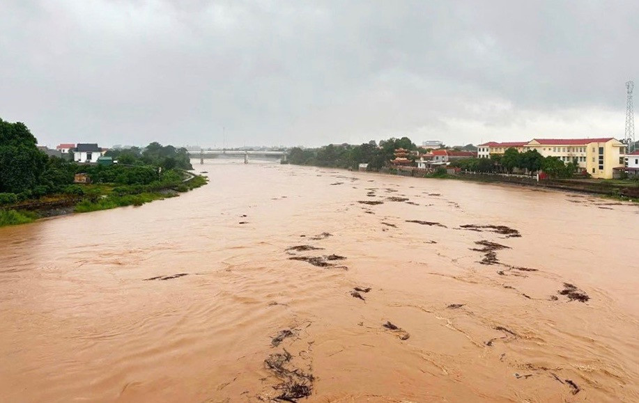 Hà Nội và 3 địa phương khẩn trương ứng phó lũ trên các sông, bảo đảm an toàn đê điều