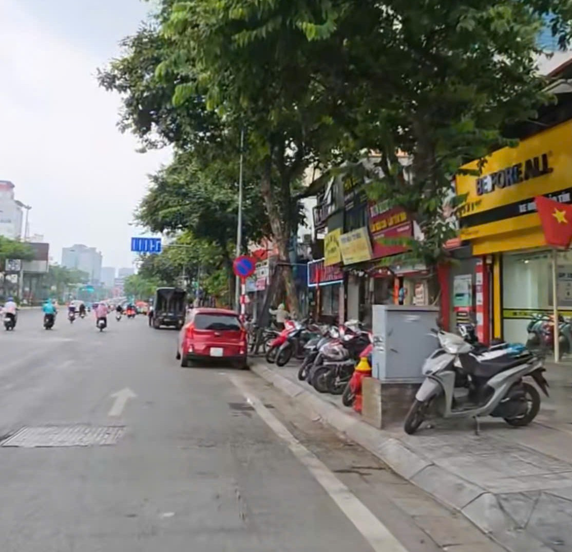 Phường Bạch Mai khẩn trương giải phóng mặt bằng thực hiện dự án Bãi đỗ xe tĩnh dọc phía Nam đường Đại Cồ Việt. Ảnh: PV