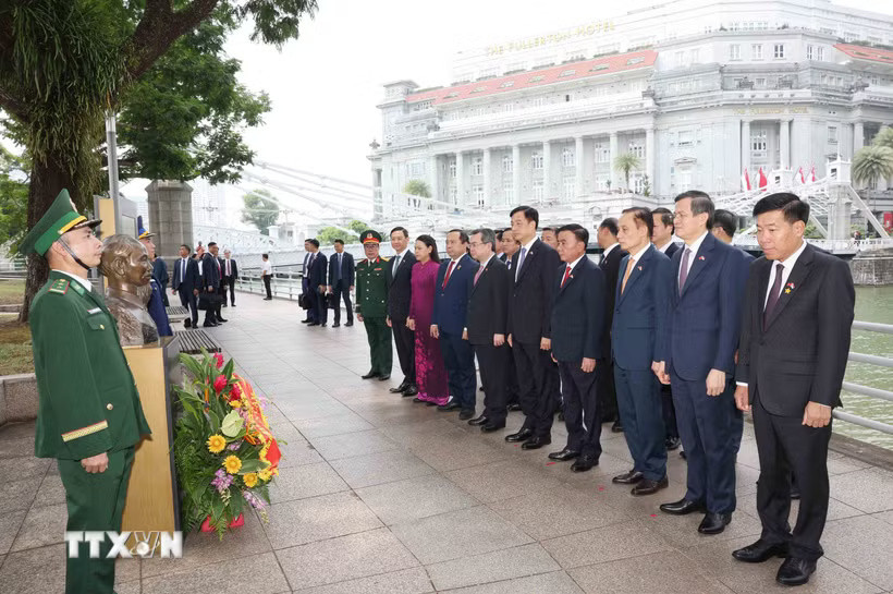 bgktejl54-_ttxvn-thuong-truc-ban-bi-thu-dang-hoa-tuong-niem-bac-ho-tai-bao-tang-van-minh-chau-a-singapore-8977571-1.jpg