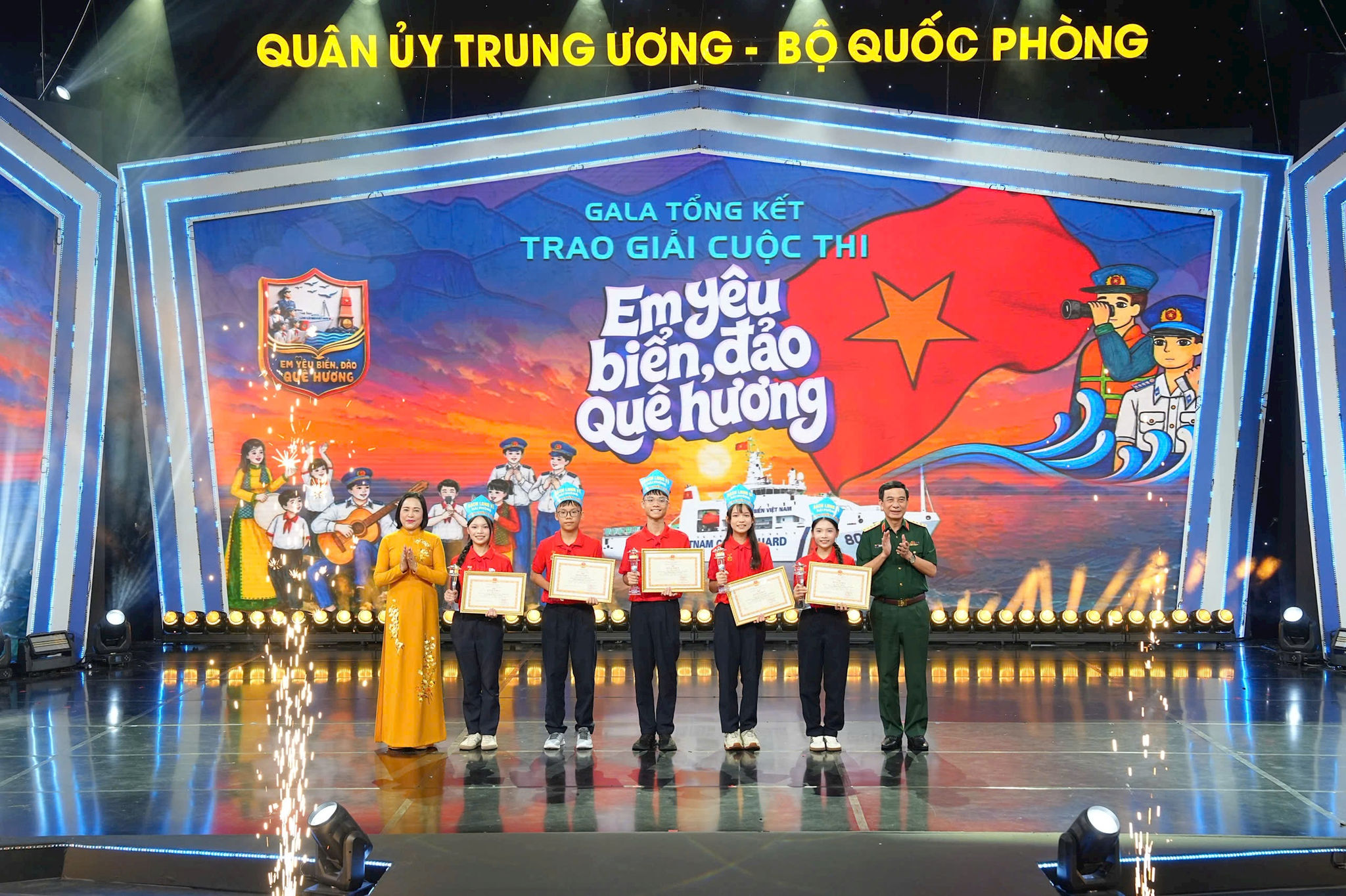 2308-trao-giai-em-yeu-bien-dao-2.jpg