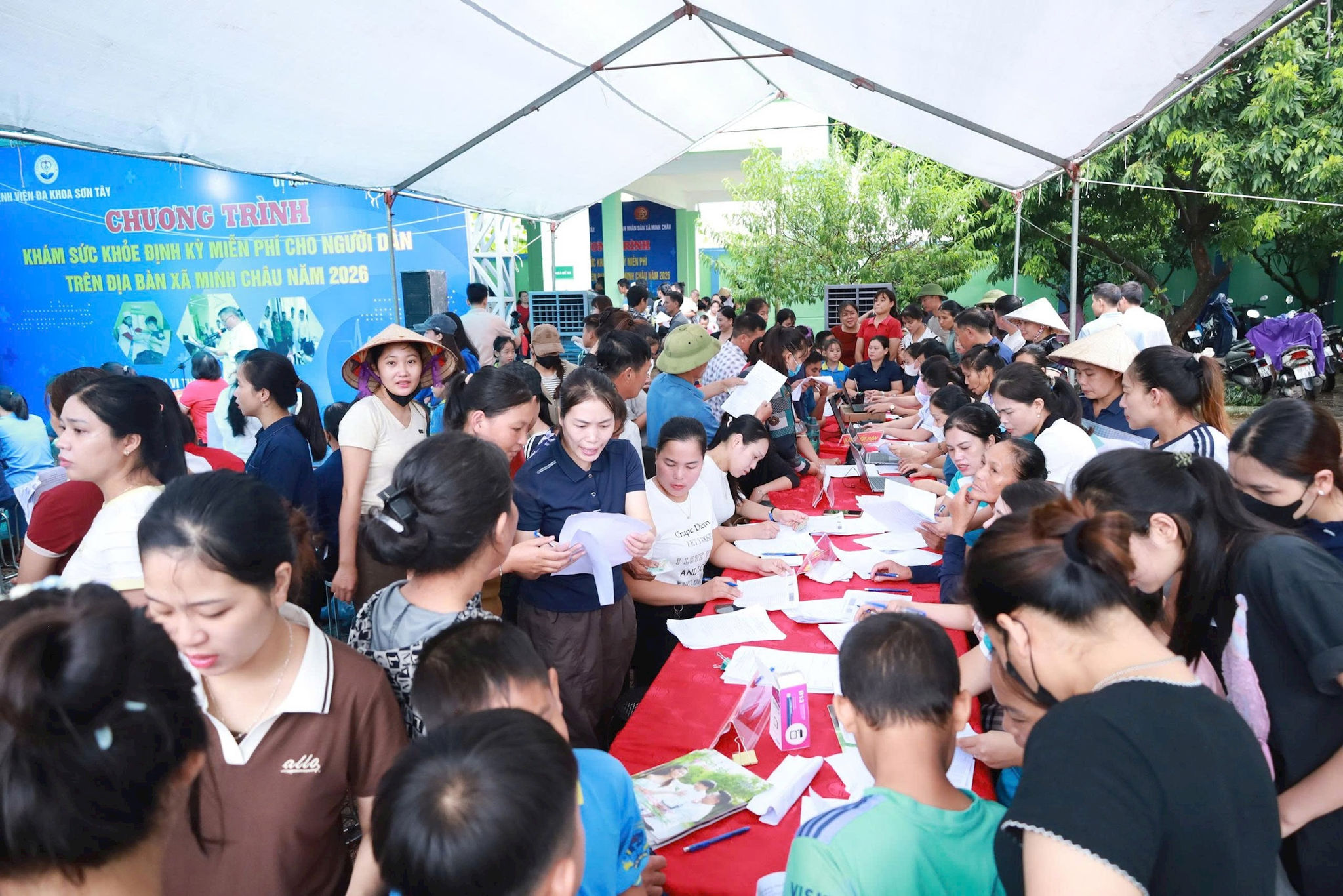 Đông đảo các bậc phụ huynh đăng ký khám sức khỏe định kỳ cho con, cháu. Ảnh: Trúc Như.