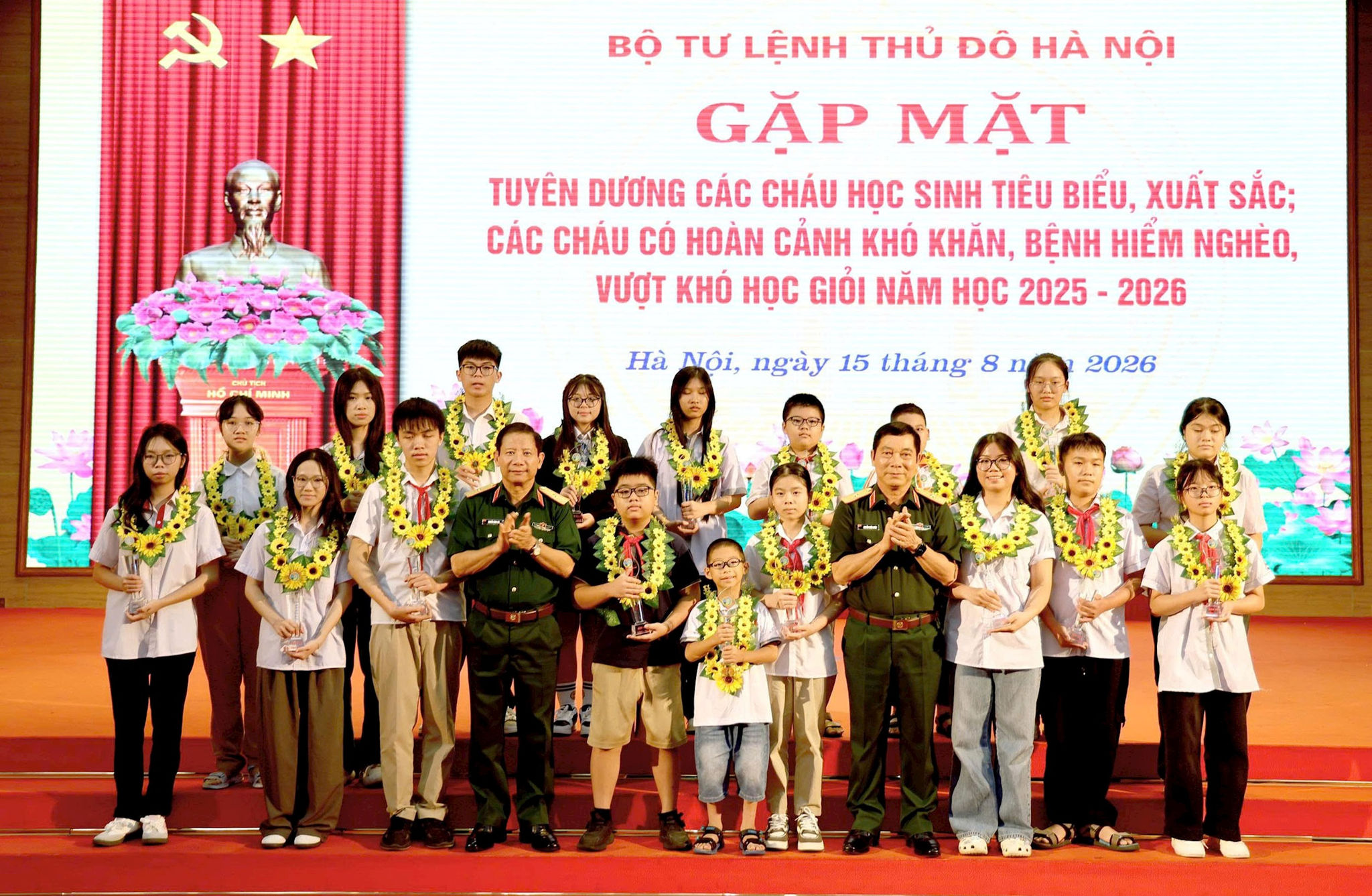 lanh-dao-bo-tu-lenh-thu-do-ha-noi-trao-bieu-trung-va-hoa-tang-cac-chau-hoc-sinh-tieu-bieu-nam-hoc-2025-2026-la-con-can-bo-nhan-vien.-anh-nguyen-hung.jpg