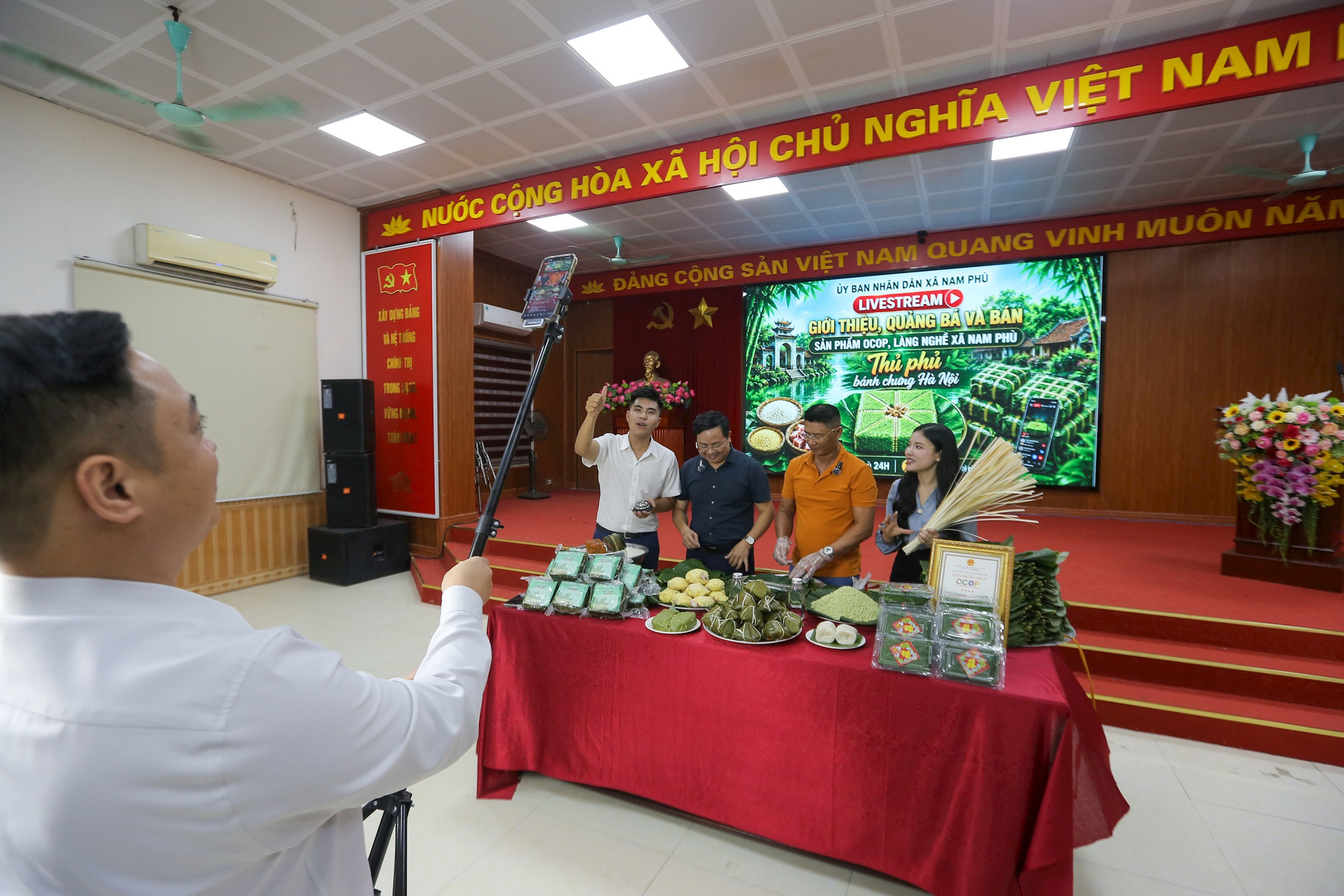 Hình thức livestream mộc mạc, gần gũi với sự bảo chứng từ chính quyền cơ sở. Ảnh: Khánh Huy