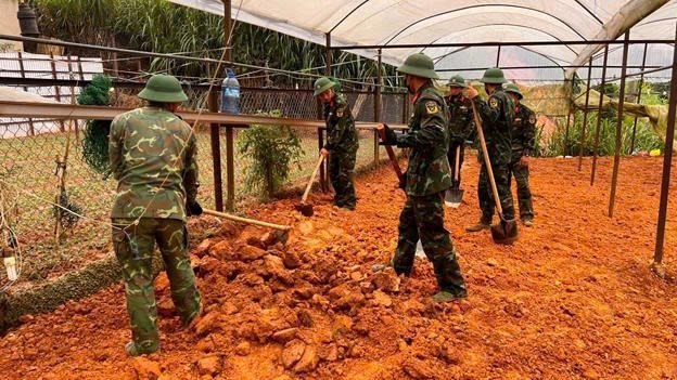 Đội K75 khai quật phần mộ liệt sĩ chưa xác định danh tính tại Tổ dân phố Sào Nam, phường Xuân Trường - Đà Lạt. Ảnh: PV