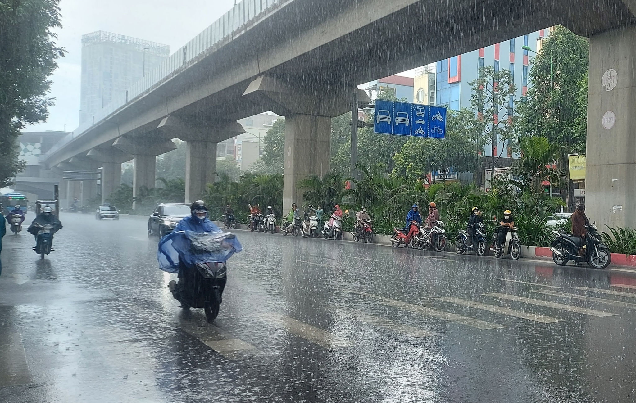 Hà Nội mưa to tập trung trong sáng 24-8. Ảnh: Bảo Châu
