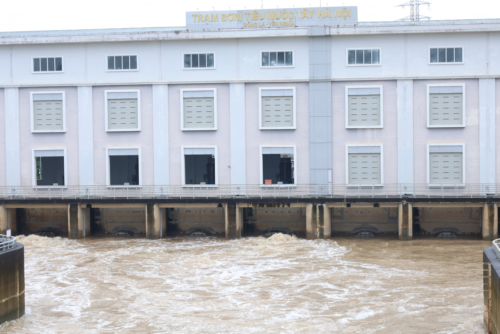 Vận hành Trạm bơm tiêu Yên Nghĩa ra sông Đáy. Ảnh: Kim Nhuệ
