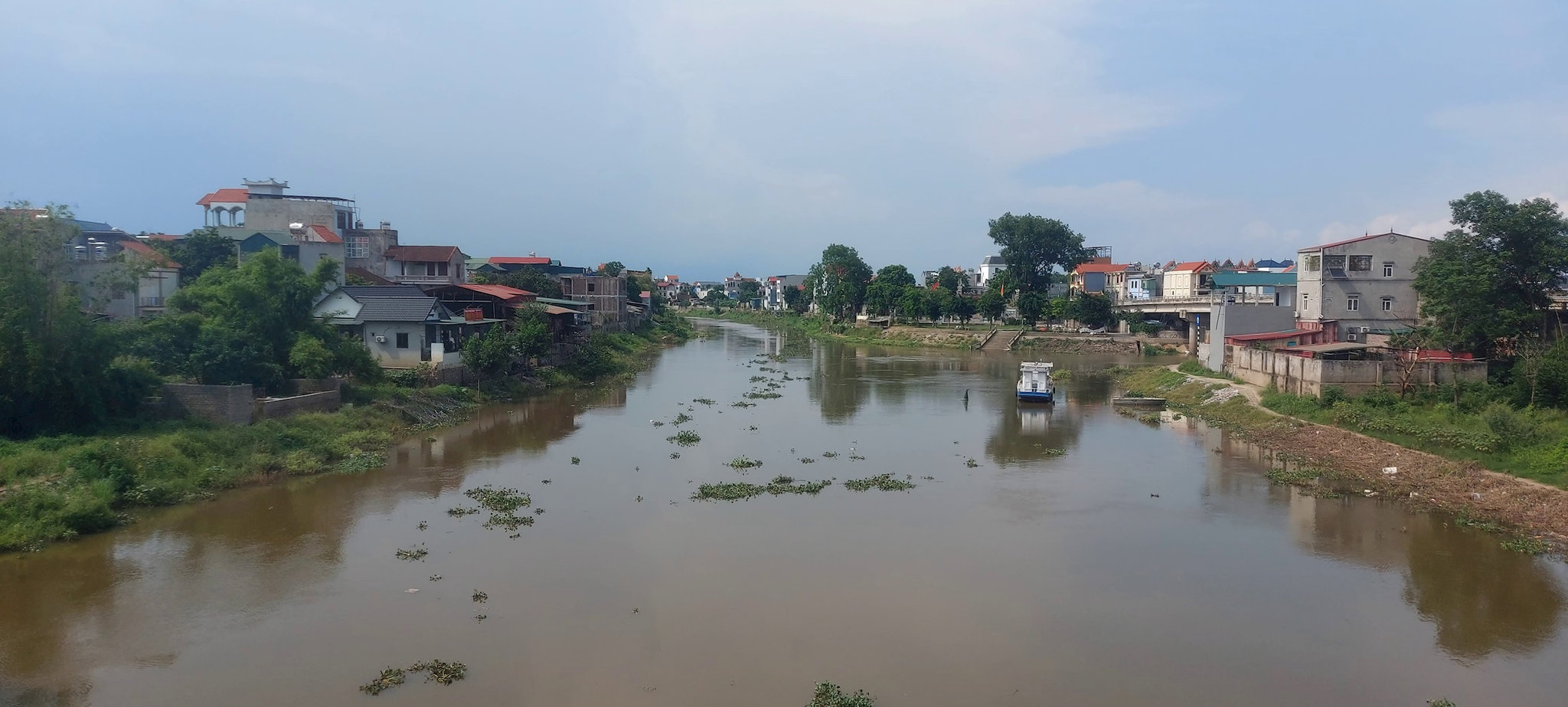 Lũ sông Bùi đã vượt báo động I sáng 24-8. Ảnh: Kim Nhue