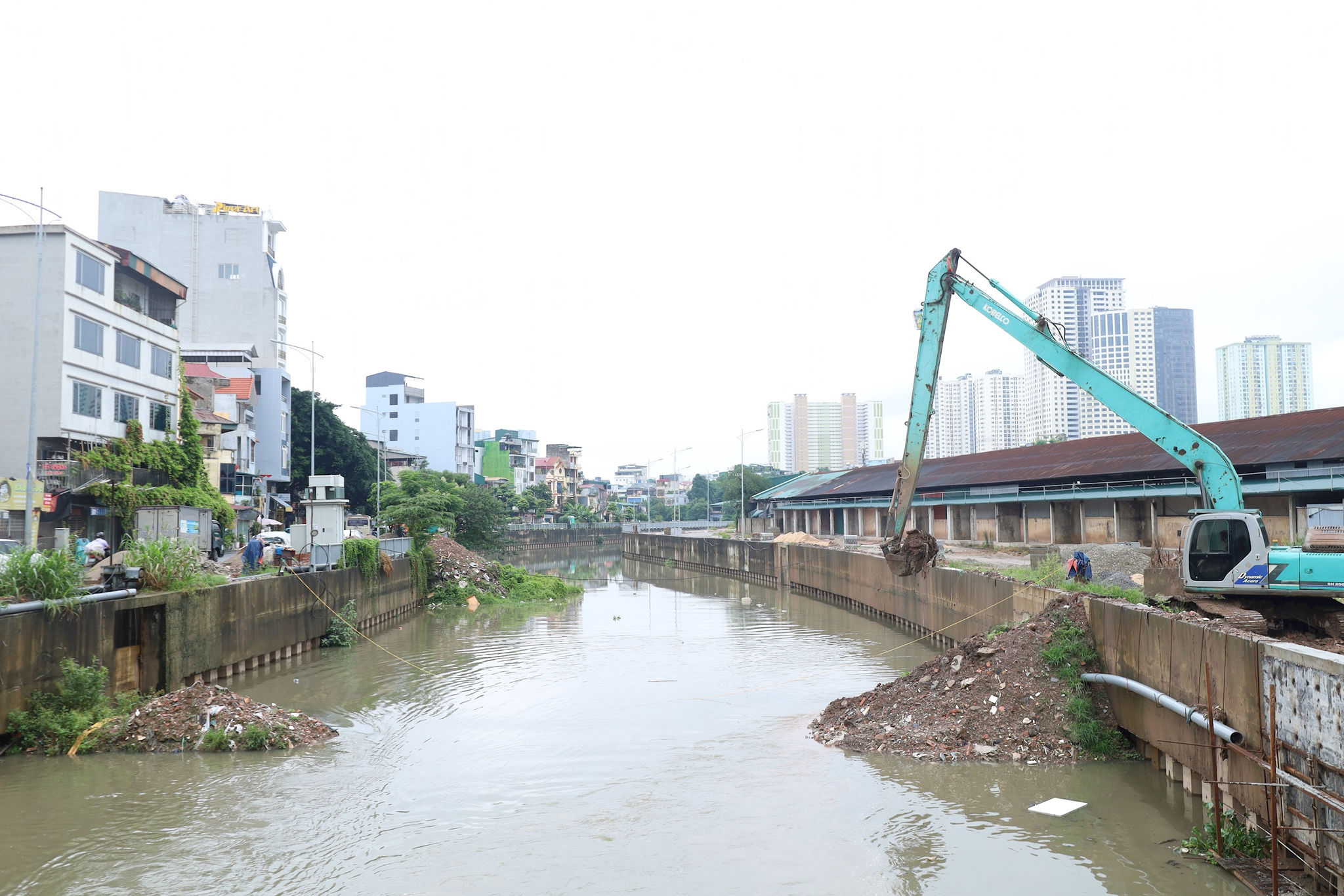 Chủ đầu tư kịp thời thanh thải lòng dẫn kênh La Khê dẫn nước sông Nhuệ về bể hút Trạm bơm tiêu Yên Nghĩa. Ảnh: Ki