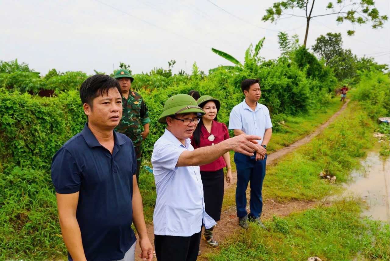 Chủ tịch UBND xã Tiến Thắng Nguyễn Minh Hải trực tiếp kiểm tra hiện trạng tuyến đê, các khu vực xung yếu, vị trí có nguy cơ sạt lở