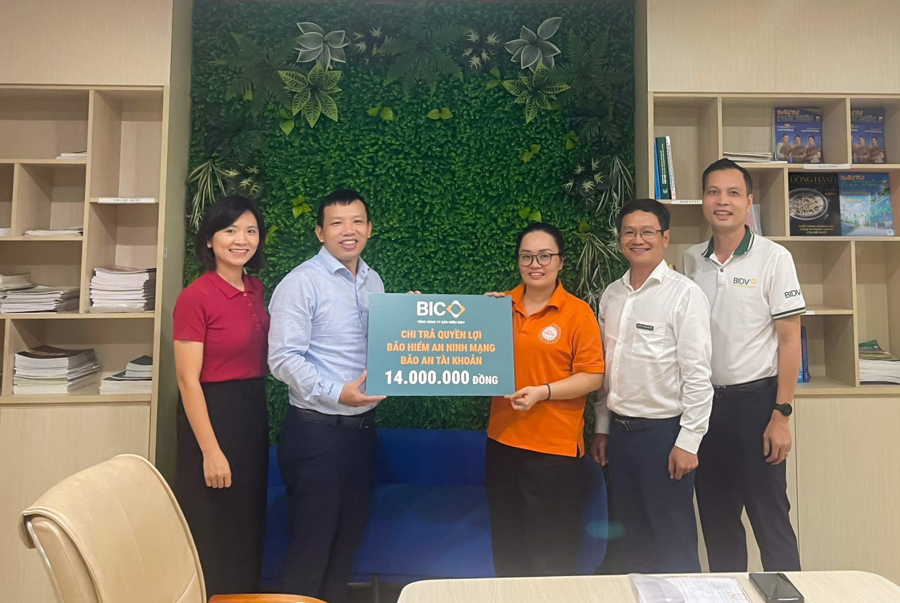 dai-dien-bic-va-bidv-thanh-do-trao-tien-quyen-loi-bao-hiem-an-ninh-mang-cho-khach-hang_22.08.2026.jpg