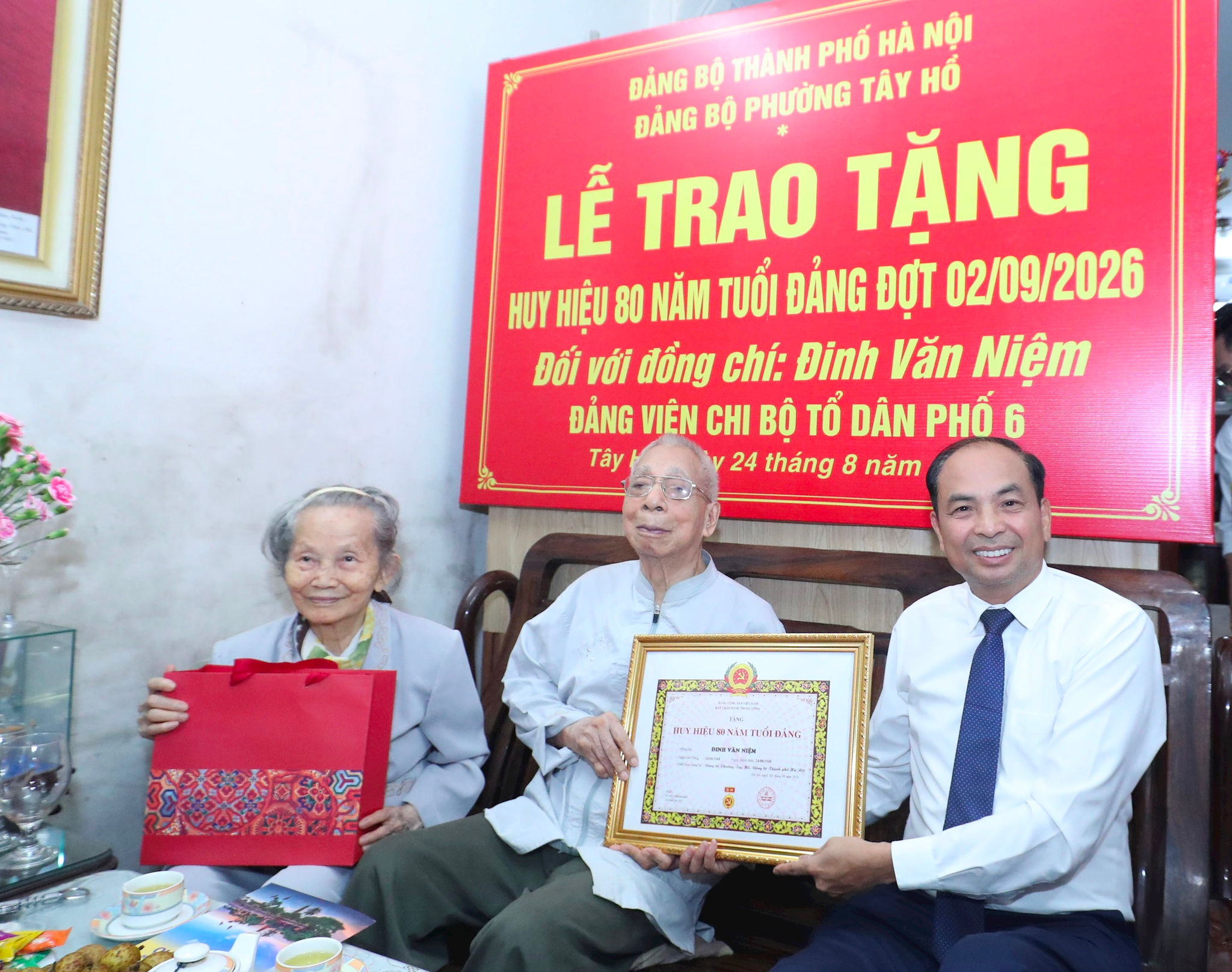 Phường Tây Hồ: Trao Huy hiệu 70, 80 năm tuổi Đảng và tặng quà dịp Quốc khánh 2-9