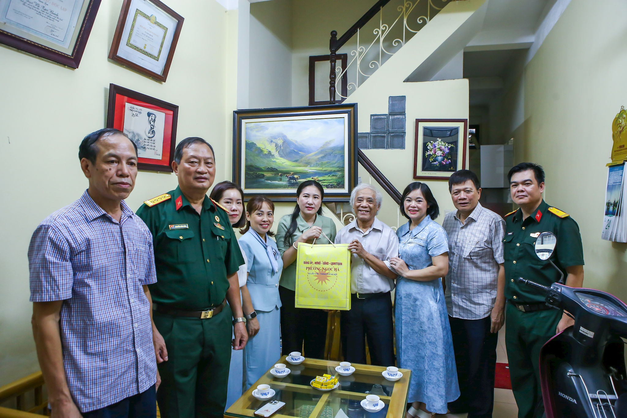 Đoàn công tác cũn đến thăm, tặng quà ông Vũ Ngọc Khôi (sinh năm 1949), là người hoạt động kháng chiến bị địch bắt tù đày tại Phú Quốc. Ảnh: Duy Khánh
