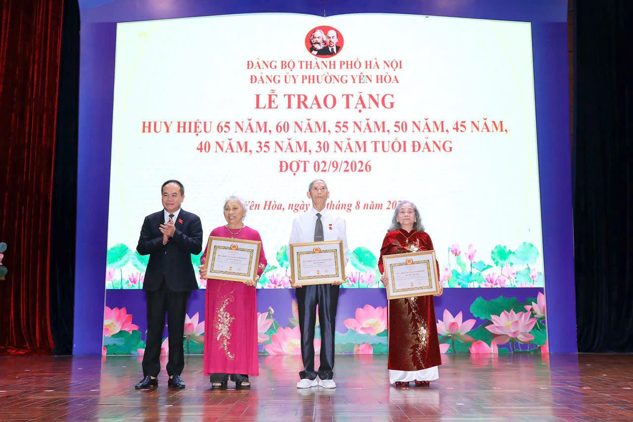 Phường Yên Hòa trao Huy hiệu Đảng dịp Quốc khánh 2-9