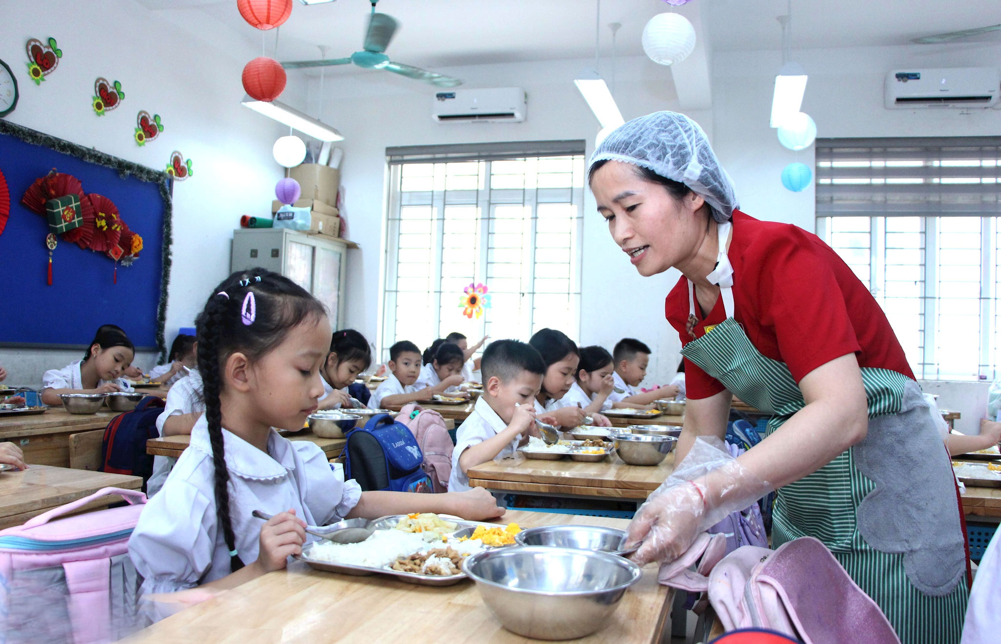 chuan-bi-bua-an-trua-cho-hoc-sinh-truong-tieu-hoc-cao-ba-quat-xa-thuan-an-.-anh-tien-thanh.jpg