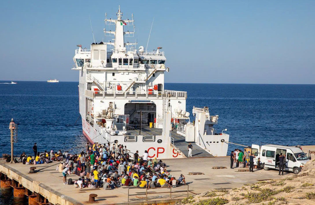 nguoi-di-cu-tap-trung-tai-cau-cang-tren-dao-lampedusa-italia-.-anh-bo-noi-vu-italia.jpg