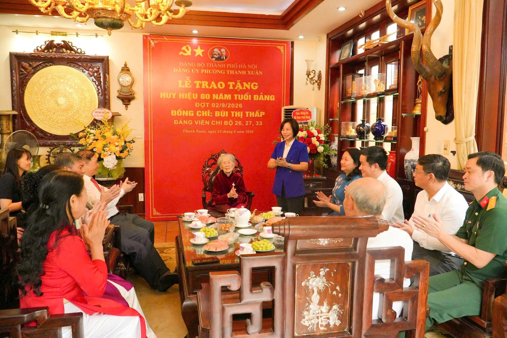 Đồng chí Bùi Huyền Mai, Ủy viên Ban Thường vụ Thành ủy, Chủ tịch Ủy ban MTTQ Việt Nam thành phố Hà Nội phát biểu tại lễ trao Huy hiệu 80 năm tuổi Đảng tặng đảng viên lão thành Bùi Thị Thấp. Ảnh: Tùng Lâm
