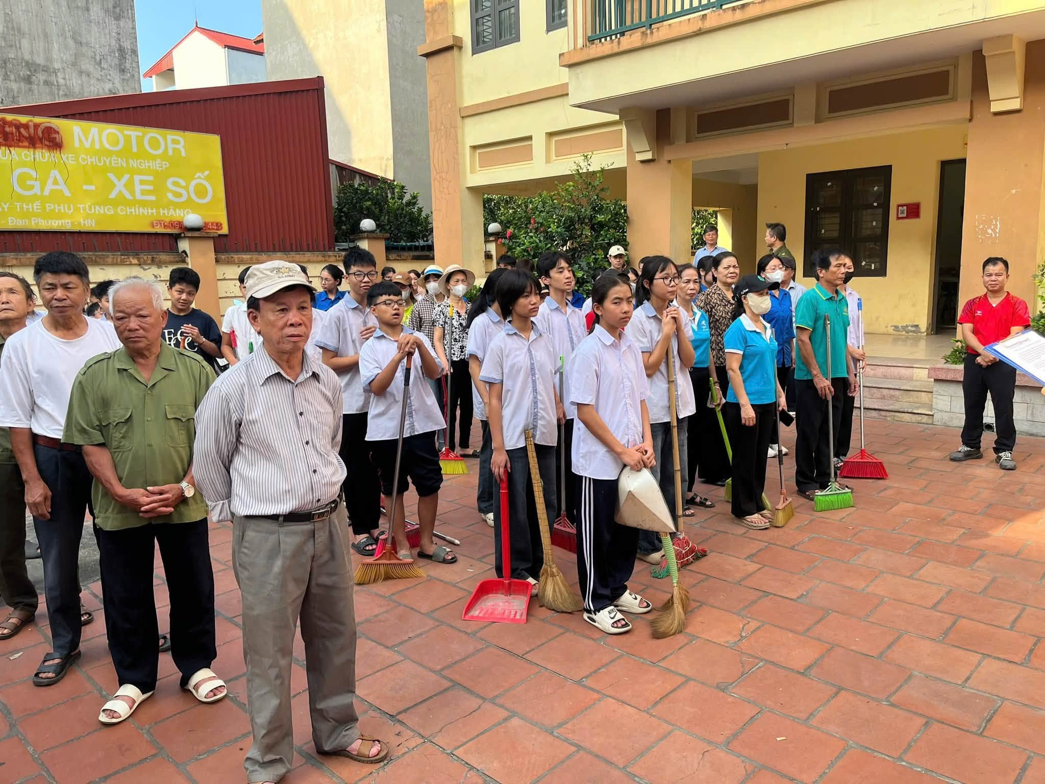 Đông đảo người dân tham gia ra quân vệ sinh môi trường, cùng chung tay giữ gìn không gian sống sạch đẹp. Ảnh: Đỗ Duẩn