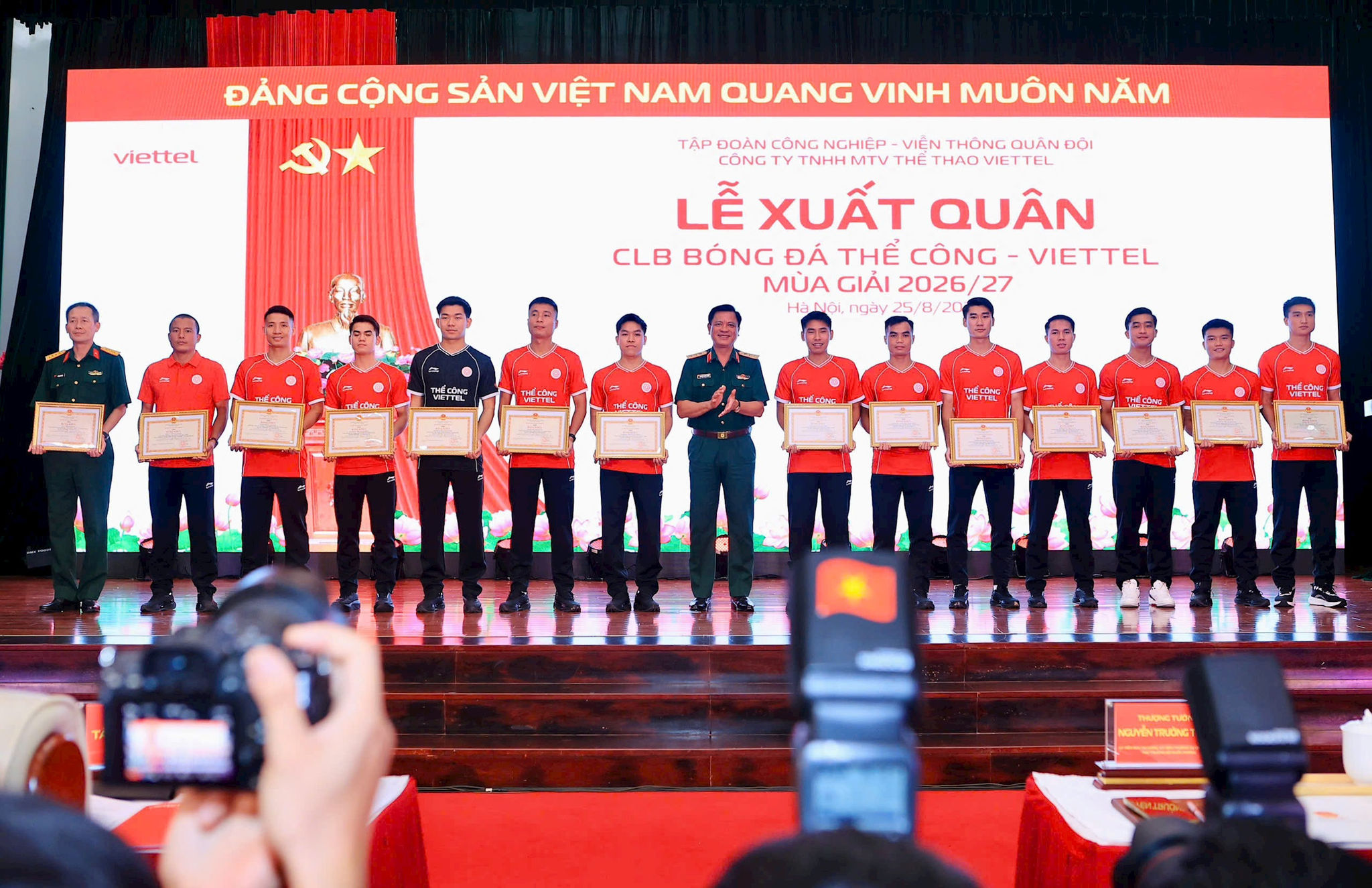 25-cac-cau-thu-nhan-bang-khen.jpg