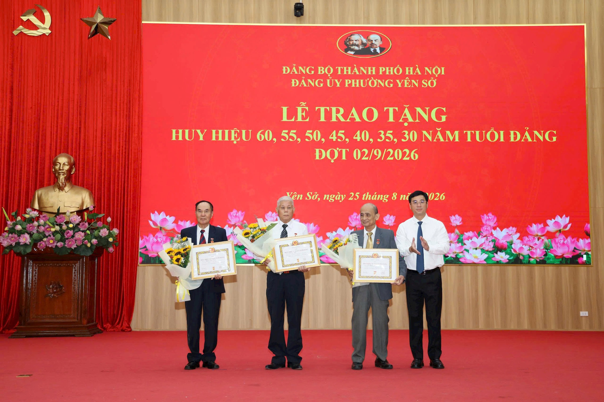 Phường Yên Sở trao Huy hiệu Đảng cho 60 đảng viên dịp 2-9