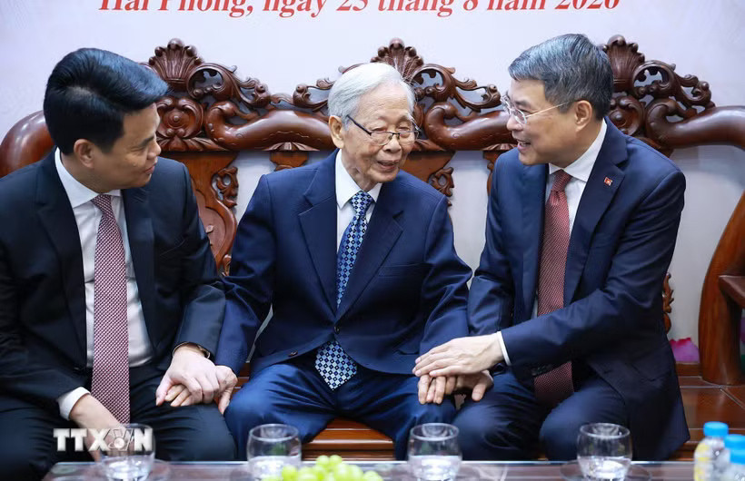 Thủ tướng Lê Minh Hưng yêu cầu chăm lo tốt hơn đời sống vật chất, tinh thần của các đảng viên lão thành