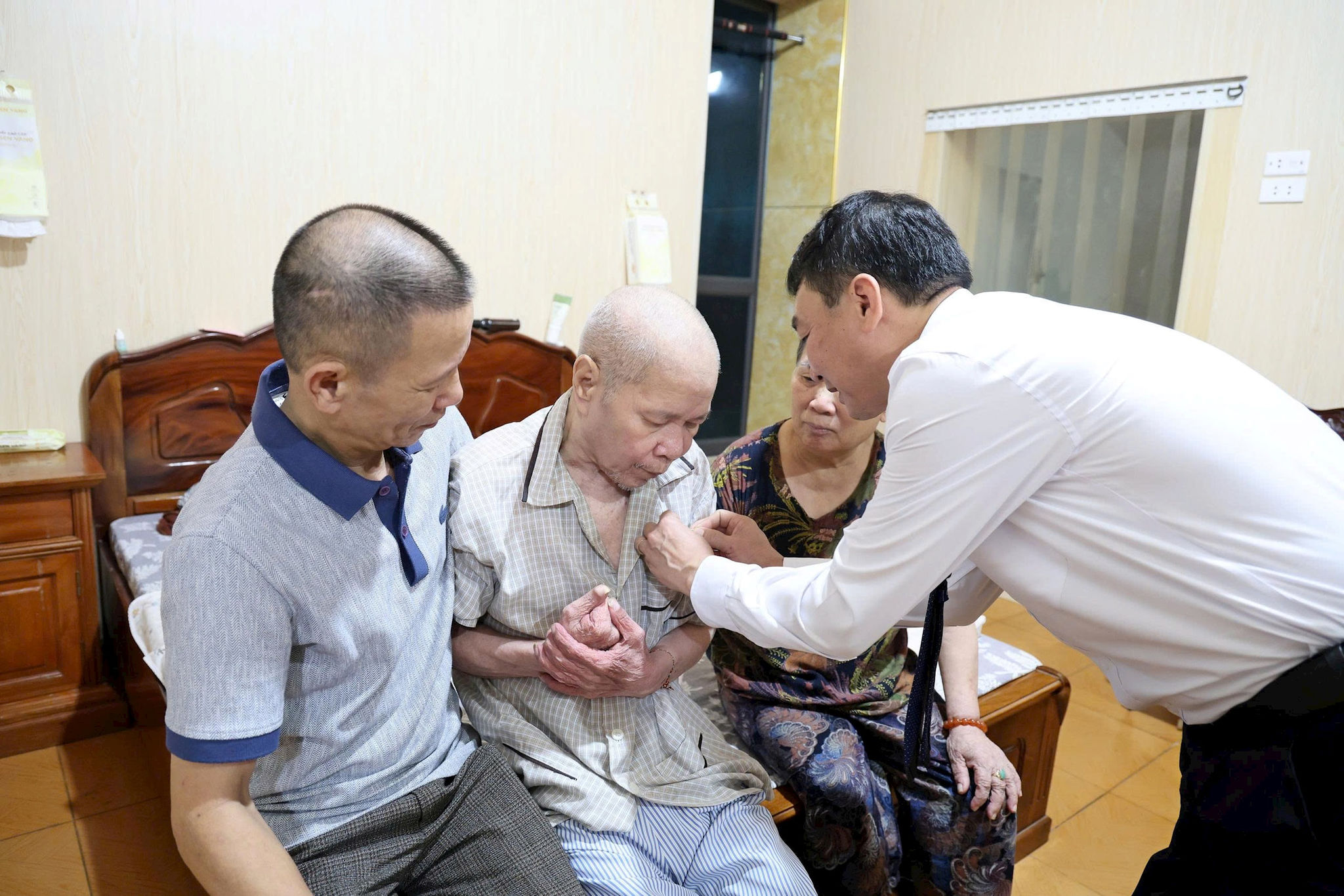 Lãnh đạo xã Xuân Mai trao Huy hiệu Đảng tặng các đảng viên cao tuổi dịp 2-9