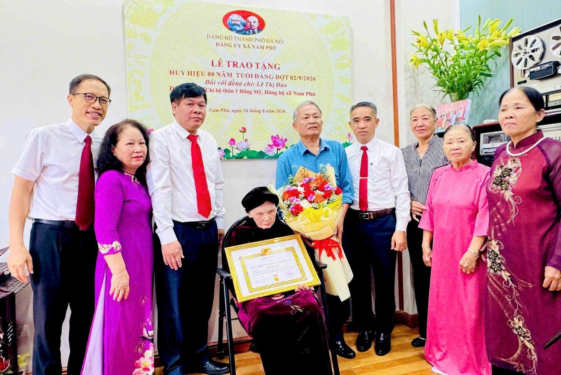 Ấm áp lễ trao Huy hiệu 80 năm tuổi Đảng tại xã Nam Phù