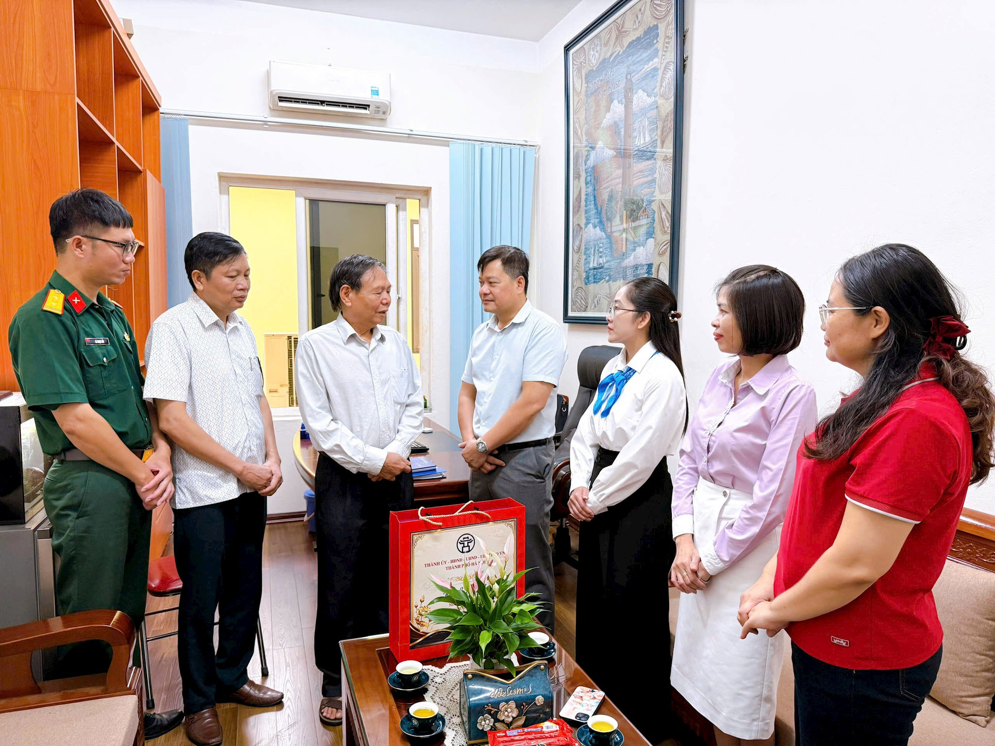 anh-2-tang-qua-.jpg