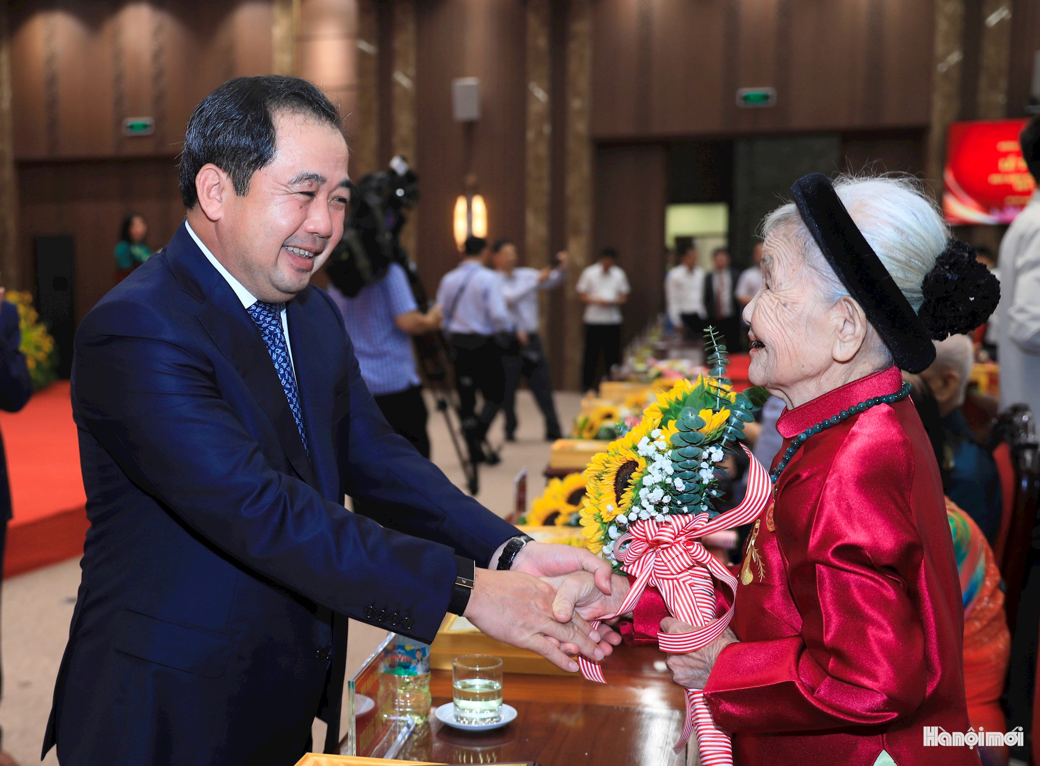 Lãnh đạo thành phố Hà Nội chúc mừng đảng viên lão thành nhận Huy hiệu Đảng đợt 2-9