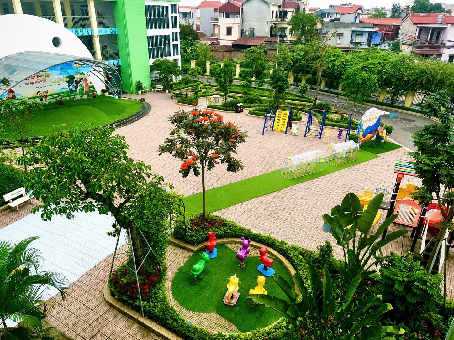 Khuôn viên Trường Mầm non Tân Lập được chỉnh trang xanh, sạch, đẹp, sẵn sàng đón trẻ trở lại trong năm học mới. Ảnh: Đỗ Duẩn