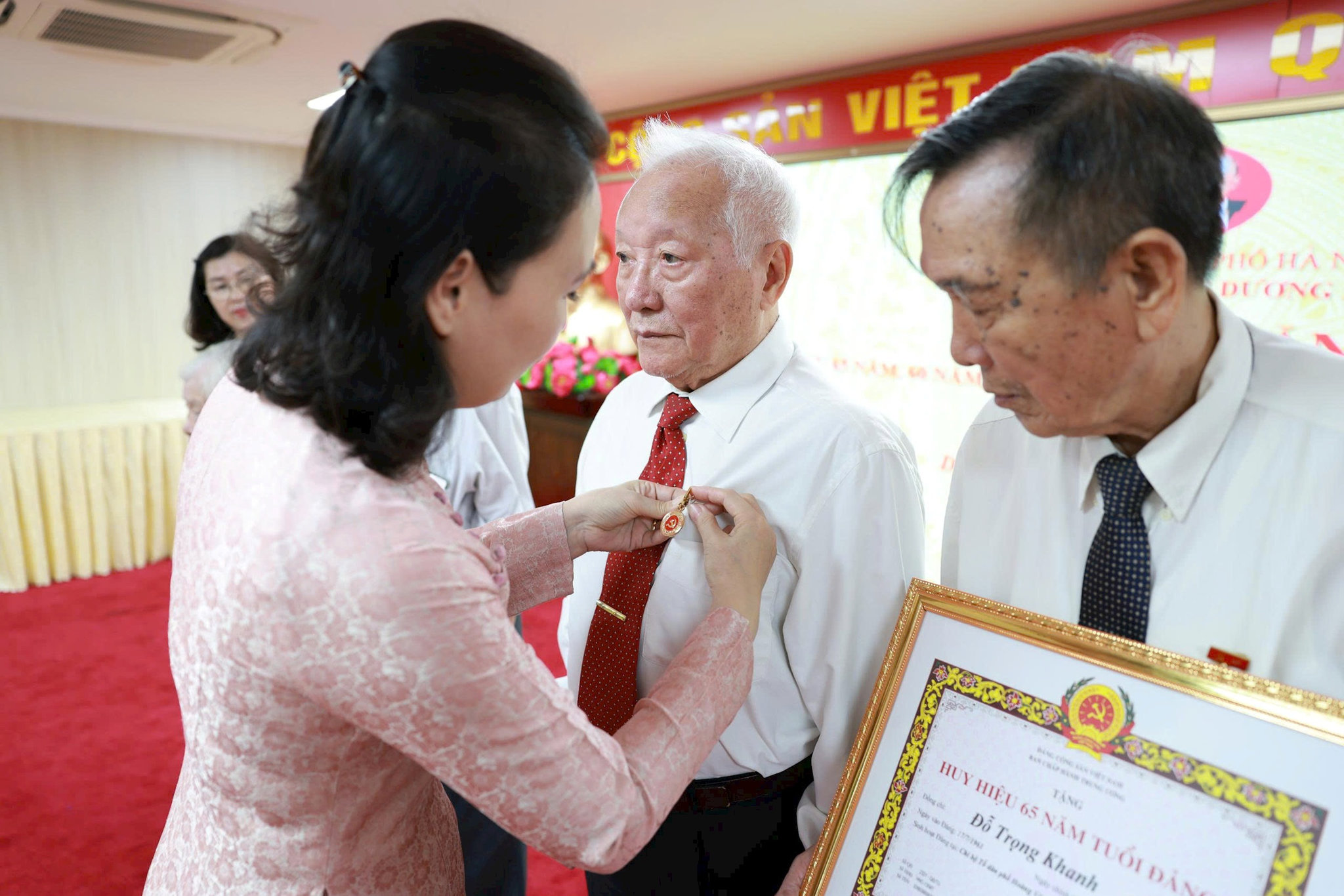 Phường Dương Nội trao Huy hiệu Đảng dịp Quốc khánh 2/9