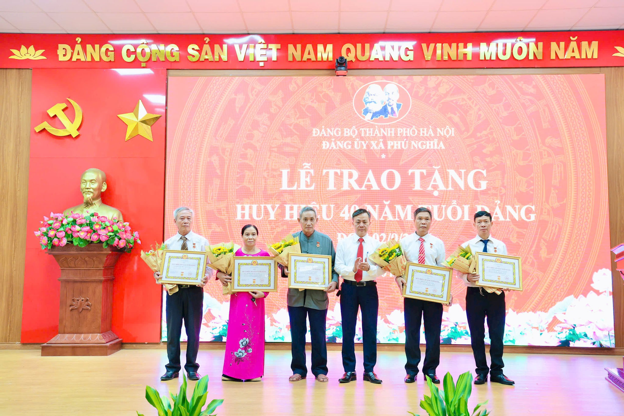 Xã Phú Nghĩa tổ chức Lễ trao Huy hiệu Đảng đợt 2-9